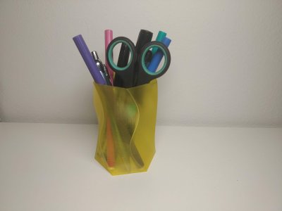 Twisted hex vase, pen holder and flower pot / Váza, kelímek na tužky a květináč