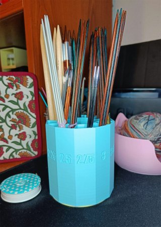 Rotating knitting needle organizer