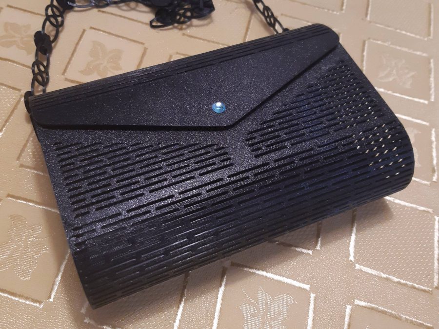 Women's handbag with magnetic closure