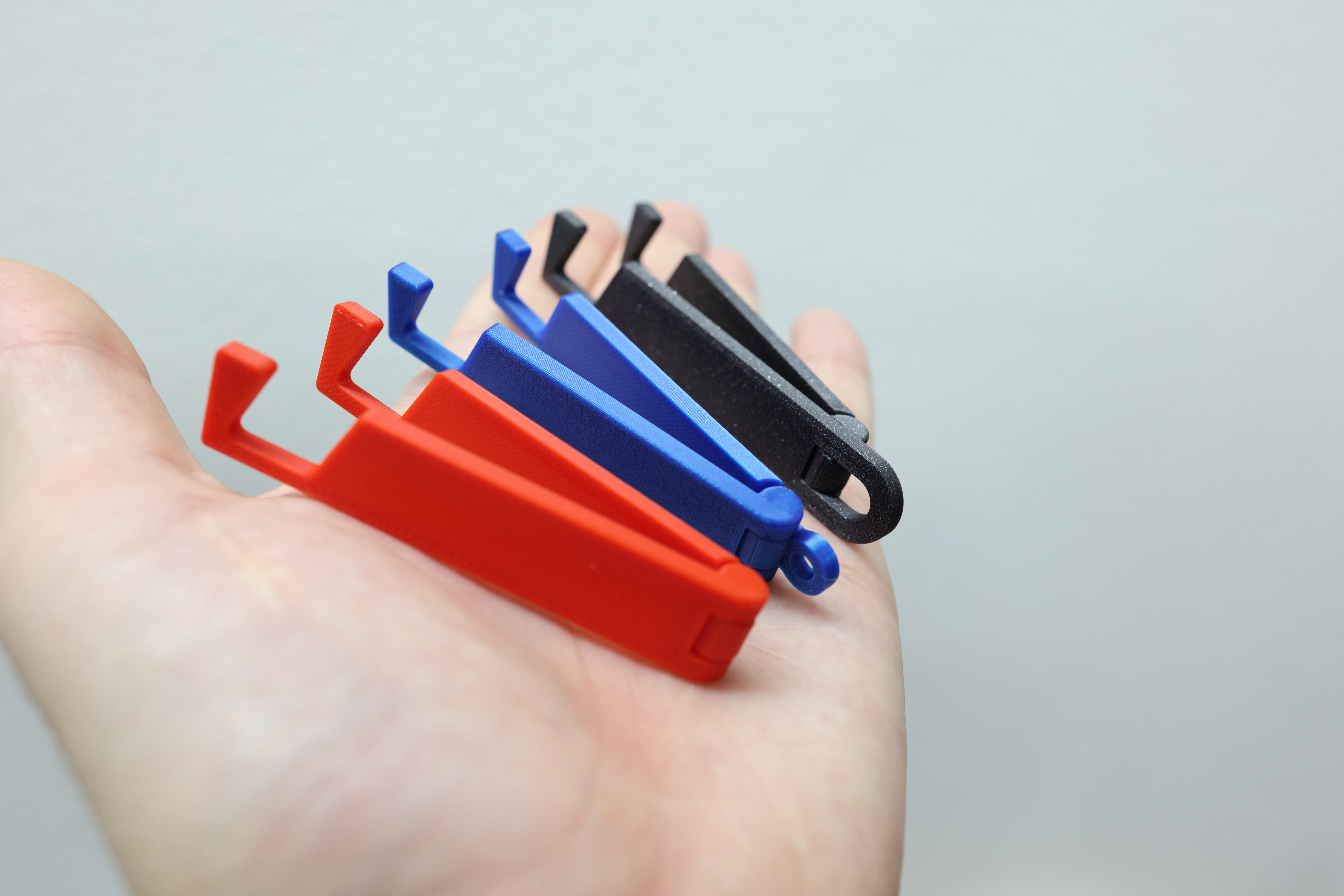 Foldable phone/tablet stand