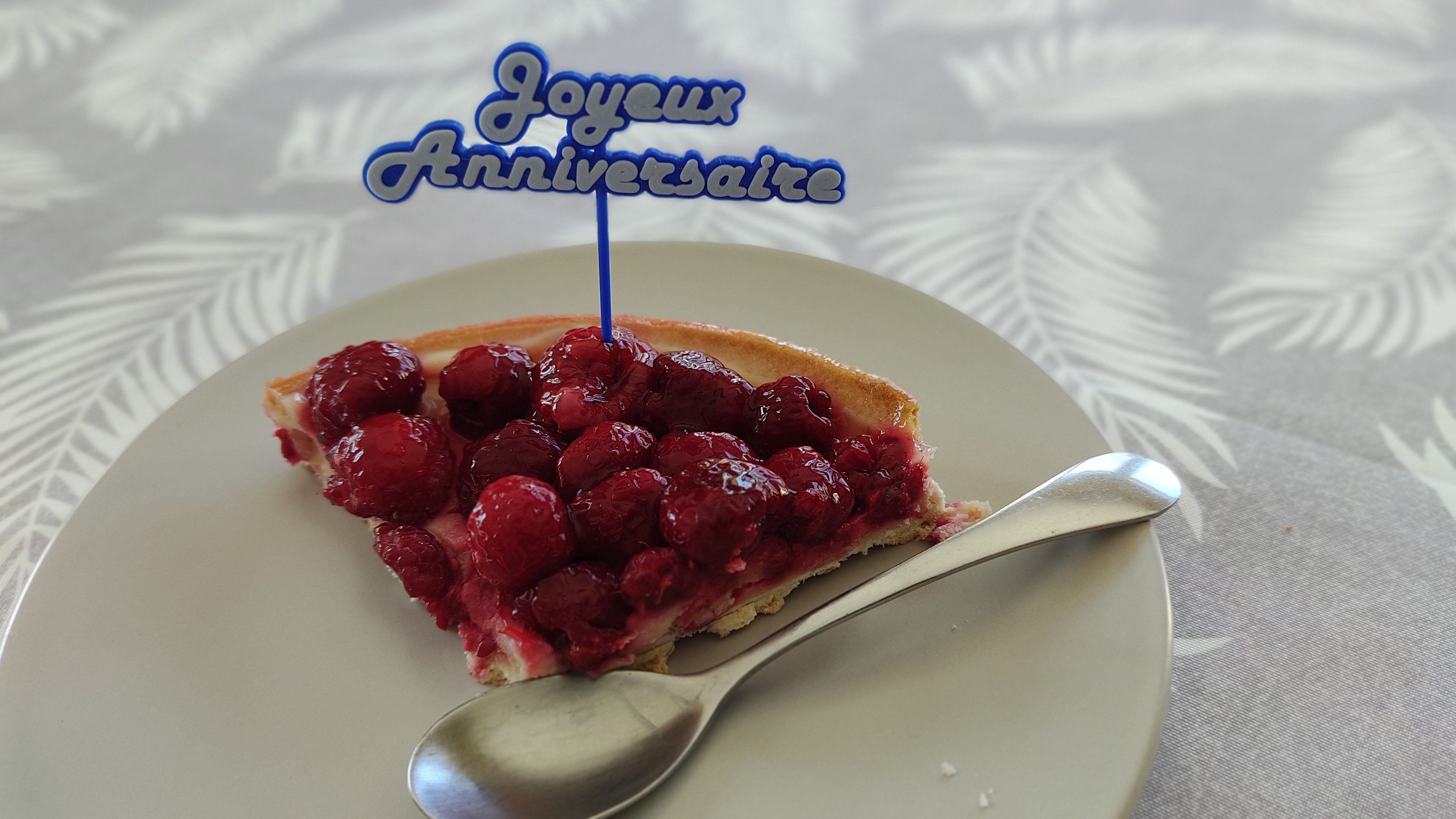 “Joyeux anniversaire” cake decoration