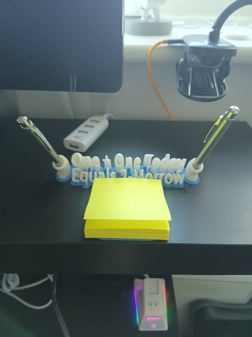 Motivational message pen holder for office
