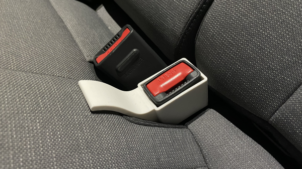 Seat belt buckle guide