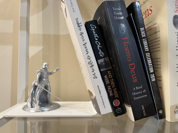 Low-Poly Darth Vader book stand / book end
