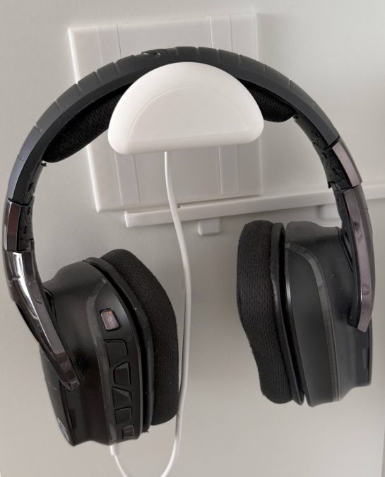 Headphone universal wallmount with cable channel and screw covers