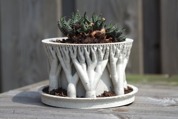 Tree support planter pot