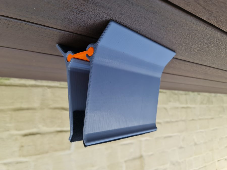 Laptop vertical gravity dock