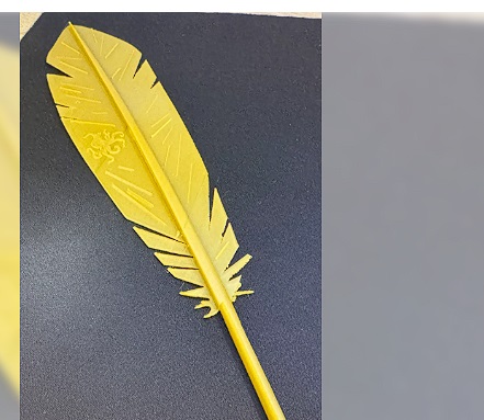 pluma amarilla