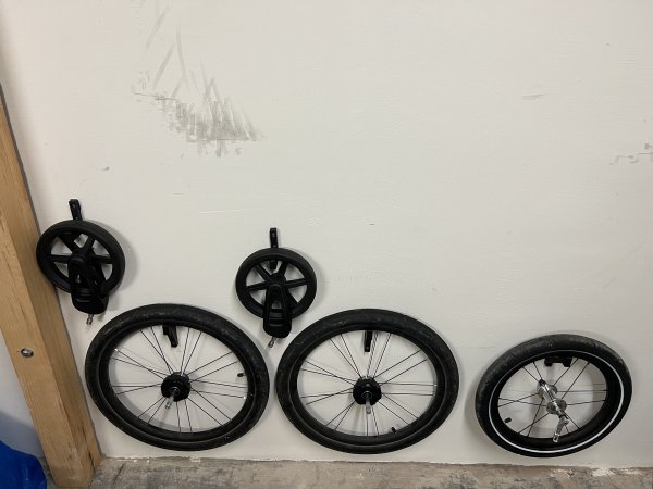 Thule Chariot Sport Wheel | Wall Mount (Hooks)