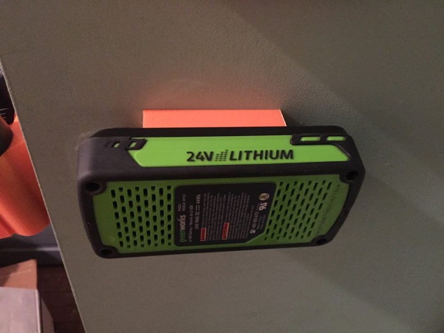 Greenworks 40v/24v battery mount with positive retention