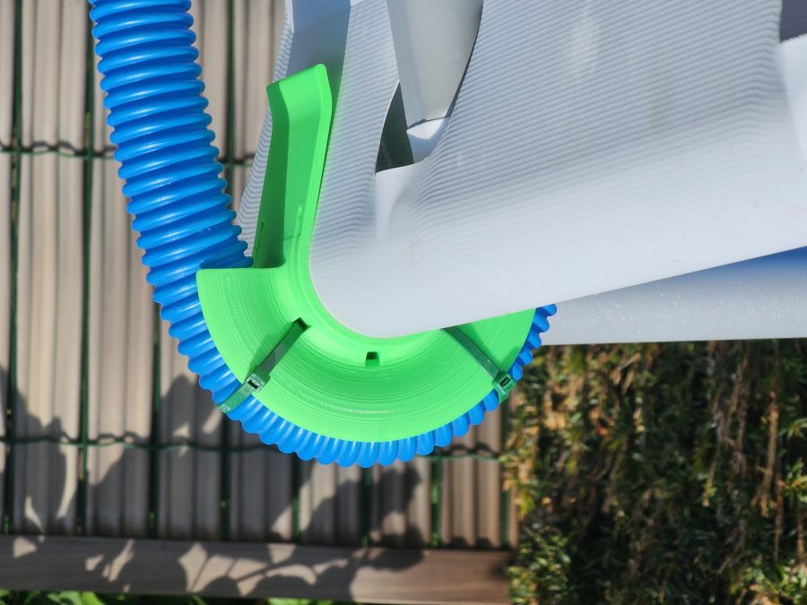 Pool hose holder