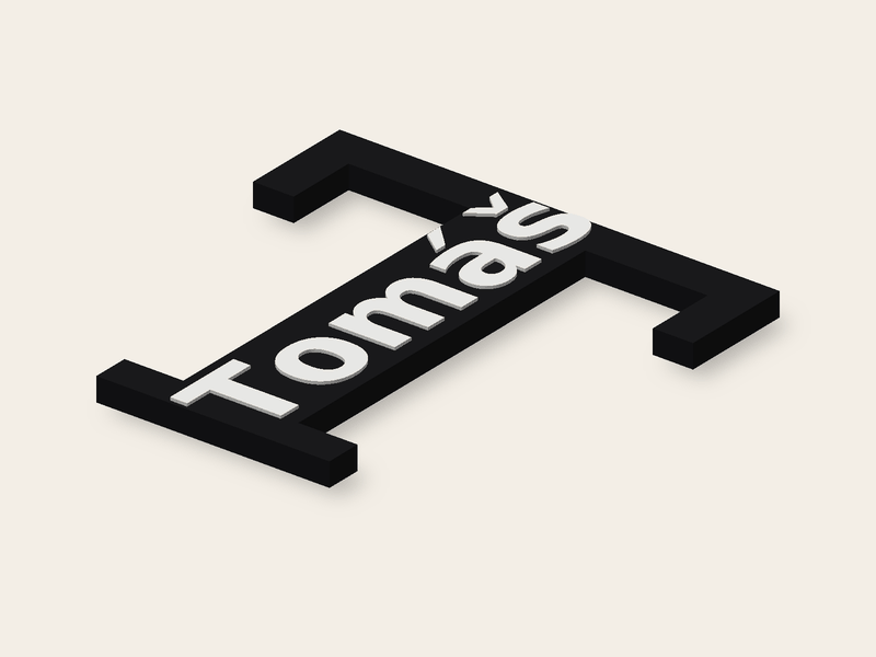 Letra T con serifa de 150 mm de altura con el nombre Tomáš.